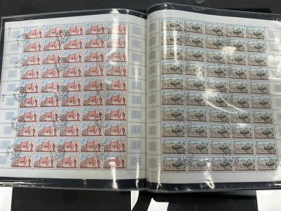 null Classeur contenant environ 105 planches de timbres neuves et oblitérés, principalement...