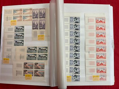null Classeur composé de 32 pages contenant une collection de timbres neufs en blocs...