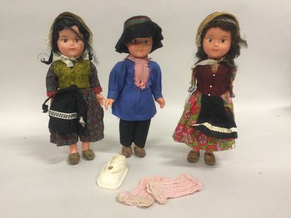 null Lot de 3 poupées plastique en costumes traditionnels avec accessoires