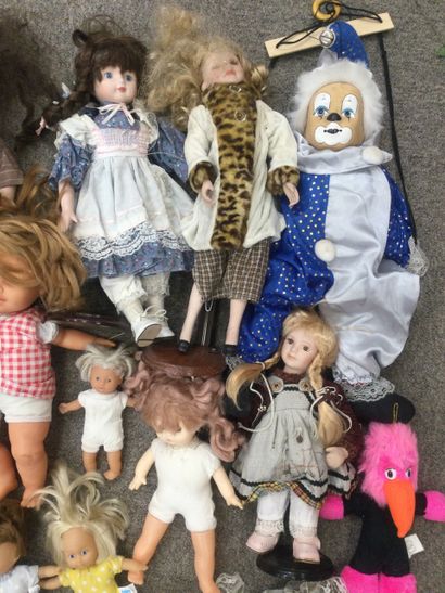 null Lot de poupées celluloïd et porcelaine, barbies, marionnette, peluche et ac...