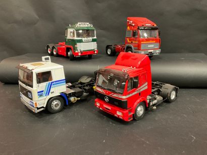 null Lot de 4 tracteurs routiers échelle 1/18, métal et plastique.