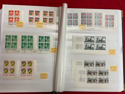 null Classeur composé de 32 pages contenant une collection de timbres neufs en blocs...