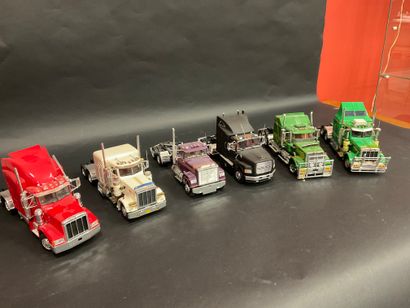 set of 6 American plastic trucks, scale 1/24...