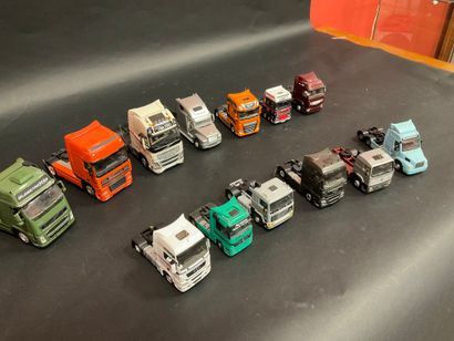 null lot of 13 road tractors of different scales, metal and plastic.