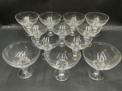 null Service en cristal taillé comprenant 12 coupes à champagne, H. 10 cm