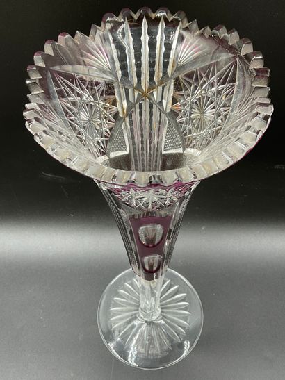 null Vase cornet en cristal double translucide et dans les tons violet, fin décor...