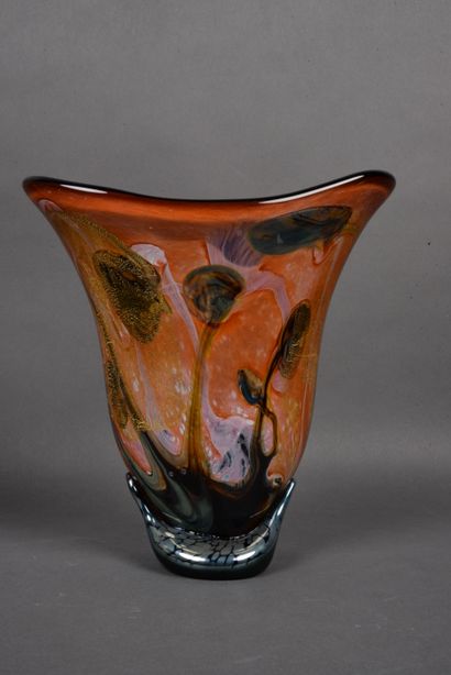 null Raymond BRANLE, Maître verrier, Vase en verre soufflé à inclusion, H. 25 cm...