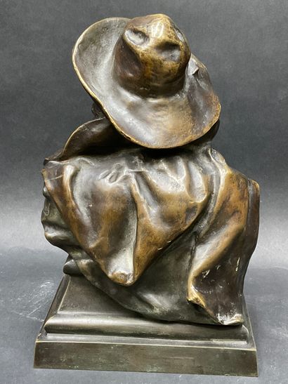 null Gustave DUSSART (1875-1952), Buste au chapeau, Sculpture en bronze à patine...