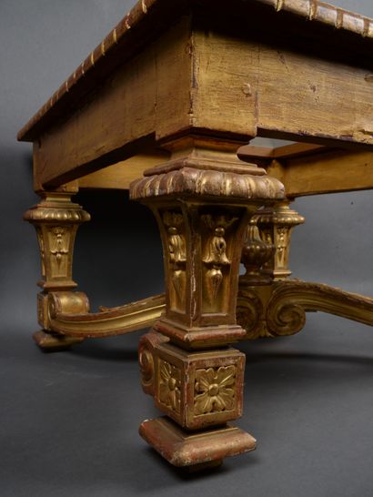 null Petite table basse de style de forme carrée en bois et stuc doré, plateau vitré,...