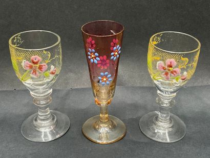 Set of 3 small liqueur glasses with fine...