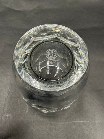 null BACCARAT, Vase en cristal taillé à facettes géométriques, marque au-dessous,...
