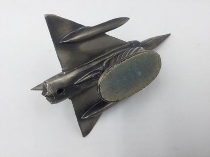 null Porte briquet en métal représentant un avion de chasse MIRAGE, L. 17 cm