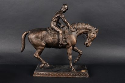 null Sculpture en métal à patine imitant le bronze et figurant un jockey sur sa monture,...
