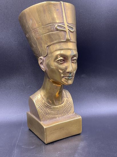 null Sculpture en bronze à patine dorée figurant le buste de la reine Nefertiti,...