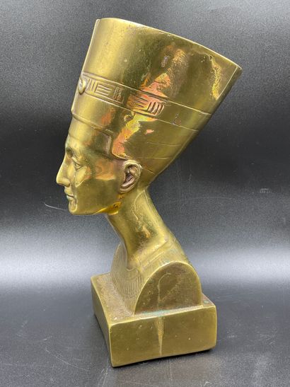 null Sculpture en bronze à patine dorée figurant le buste de la reine Nefertiti,...