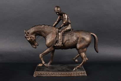 Sculpture en métal à patine imitant le bronze...