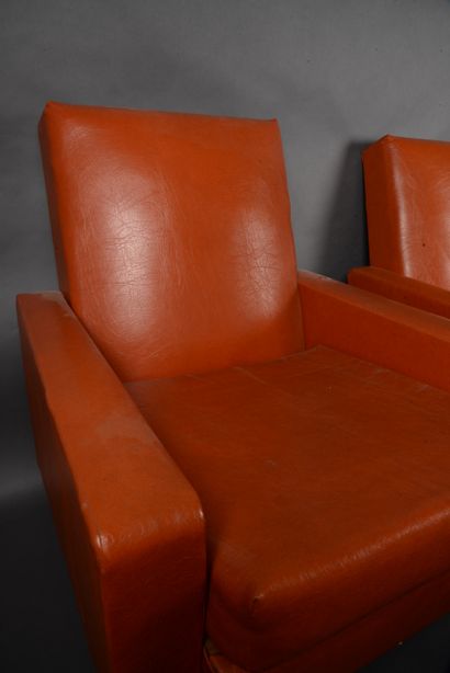null Paire de fauteuils vintage en bois et skai marron, années 60/70. (Traces d'...