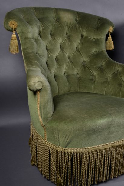 null Lot de 2 fauteuils crapaud, garniture de tissu velours vert.