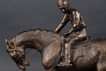 null Sculpture en métal à patine imitant le bronze et figurant un jockey sur sa monture,...