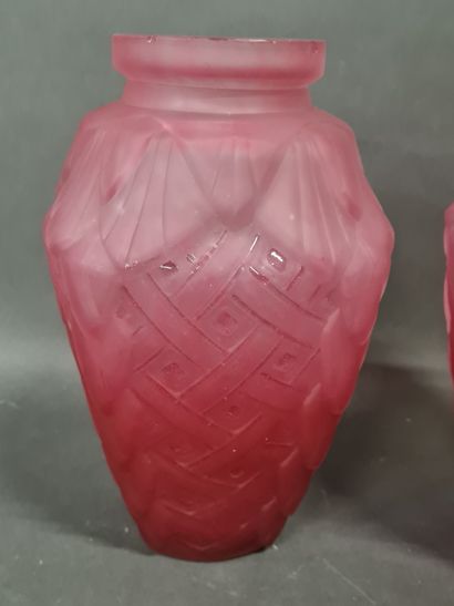 null Attribué à Charles SCHNEIDER (1881-1953), Paire de vase en verre rose à décor...