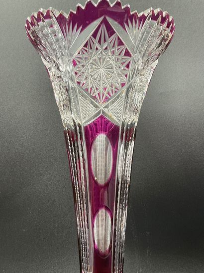 null Vase cornet en cristal double translucide et dans les tons violet, fin décor...