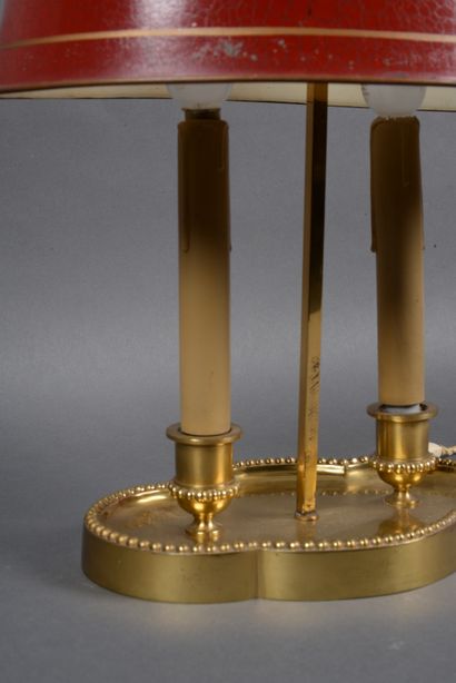 null Lampe bouillotte en bronze doré de style Empire à deux bras de lumière, L'abat-jour...