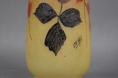 null JOMA, Vase en verre à décor peint dans les tons ocres, 24 cm