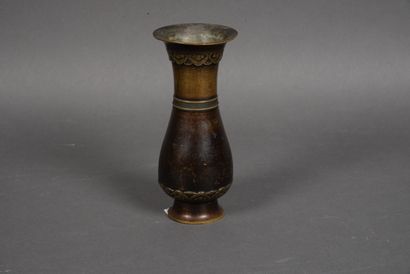 Petit vase en bronze, H. 16 cm