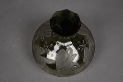 null Carafe in cut glass. H. : 17 cm x Diam. : 16 cm