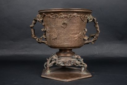 null Imposant pot pourri en bronze ciselé et patiné, orné d'un décor Art-Nouveau...