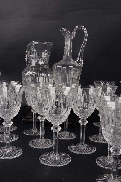 null SAINT LOUIS, Service de verre en cristal taillé comprenant 12 coupes à champagne,...