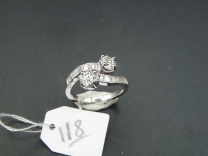 null Bague "Toi et Moi" en or gris 18K (750/oo) ornée de deux diamants taille ancienne,...