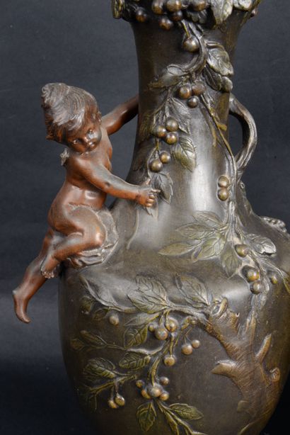 null Paire de Vases aux Putti et arbres en régule, Ht 31 cm