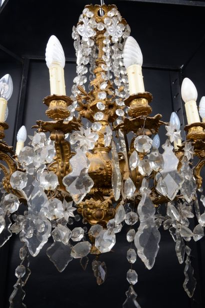 null Important gilded bronze chandelier with 12 arms of light decorated with characters,...
