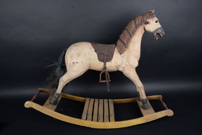 Ancien cheval à bascule pour enfant en bois...