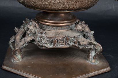 null Imposant pot pourri en bronze ciselé et patiné, orné d'un décor Art-Nouveau...