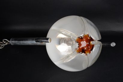 null MURANO, suspension boule en verre coloré et métal chromé, années 60/70. H. 95...