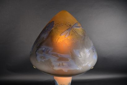 null GALLÉ TIP, Grande lampe champignon en verre multicouche à décor Arn-Nouveau...
