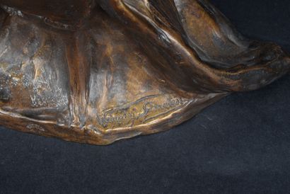 null VAN DER STRAETEN (1856-1928), femme à la robe, Sculpture en bronze à patine...