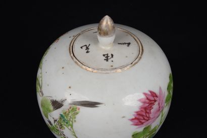 null Pot couvert en porcelaine à décor de fleurs et sinogrammes, travail asiatique...