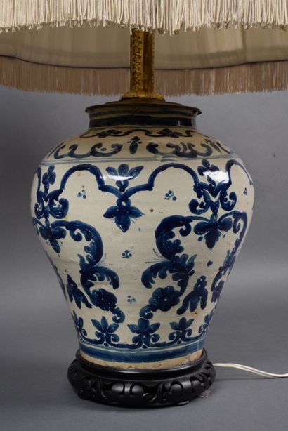null Vase en faîence monté en lampe à décor bleu de motifs floraux, H. 80 cm. (accident...