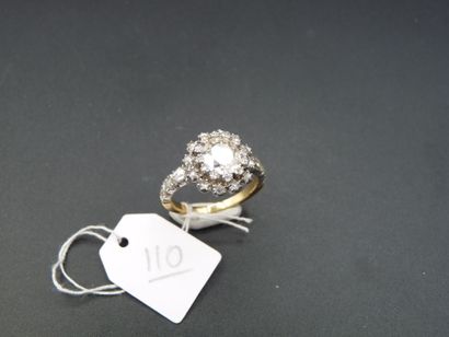 null Bague en or jaune 18K (750/oo) et platine (850/oo) centrée d'un diamant ovale...