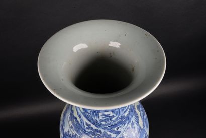 null CHINE - XIXe siècle, Vase de forme rouleau à bord évasé en porcelaine décorée...