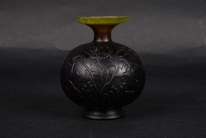 null LUSCHER, Vase boule soliflore en verre multicouche dégagé à l'acide et à décor...
