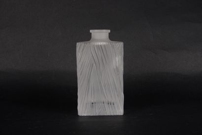 null Daum France, flacon en cristal taillé hauteur 12,5 cm (manque bouchon)