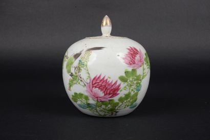 null Pot couvert en porcelaine à décor de fleurs et sinogrammes, travail asiatique...