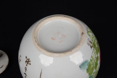 null Pot couvert en porcelaine à décor de fleurs et sinogrammes, travail asiatique...