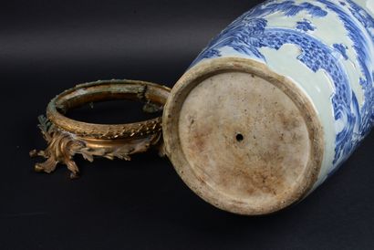 null CHINE - XIXe siècle, Vase de forme rouleau à bord évasé en porcelaine décorée...