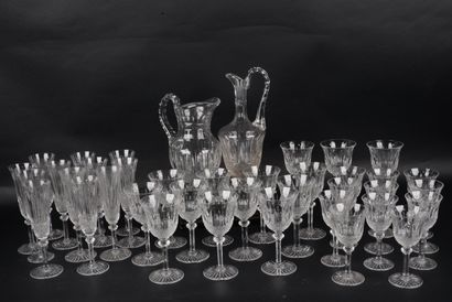 null SAINT LOUIS, Service de verre en cristal taillé comprenant 12 coupes à champagne,...