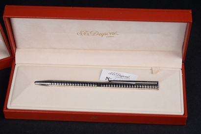 null DUPONT S.T Rollerball 452 199 and Pen n° 4148, with box and paper. 
CROSS: ballpoint...